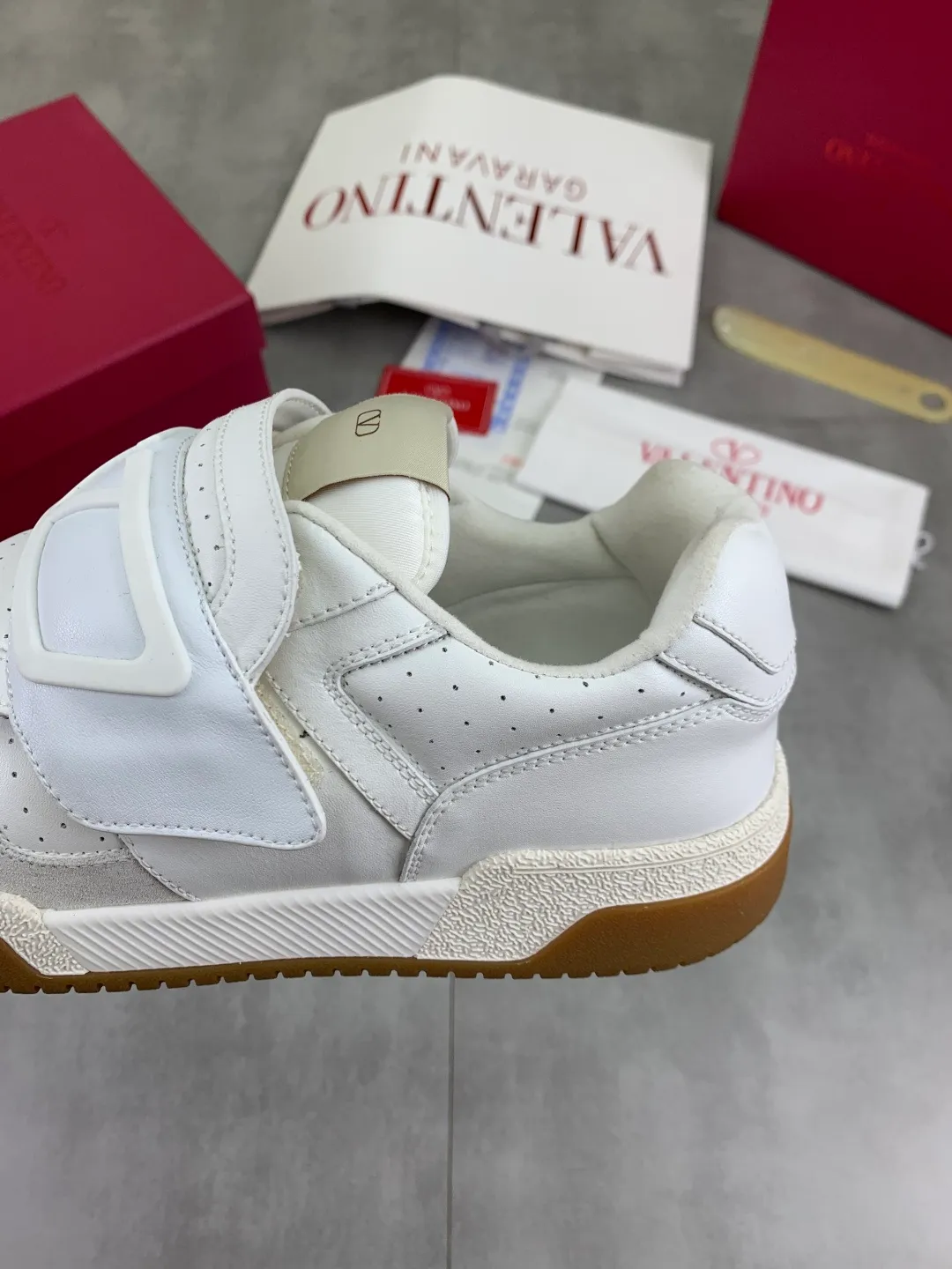 Men's men's shoes 💰P680 New Valentino 𝑶𝒏𝒆𝑺𝒕𝒖𝒅 Couple's sports shoes series Valentino 2025 new couple's sports shoes are on sale. The original ZP purchase and dismantling. Repeated pattern making and modification. 1:1 restoration! Top luxury masterpiece Velcro design Soft and comfortable imported calfskin brings excellent elegant texture and excellent on-foot comfort Top purchasing version upper: imported calfskin surface/original oil edge craftsmanship Lining: water-dyed sheepskin lining Outsole: original development 𝐓𝐏𝐔 two-color combination outsole Packaging: original configuration complete package Code number: 35-46